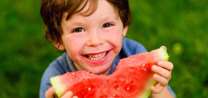 Boy_outdoors_watermelon_000044711882.jpg